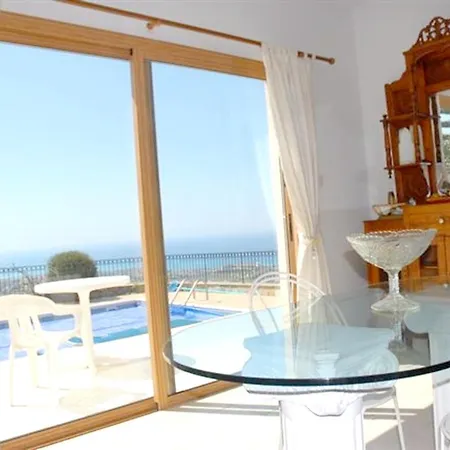 With Sea View, Private Pool, And Garden Vilă *