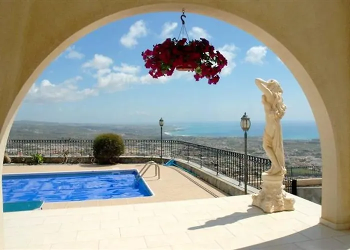 فيلة With Sea View, Private Pool, And Garden
