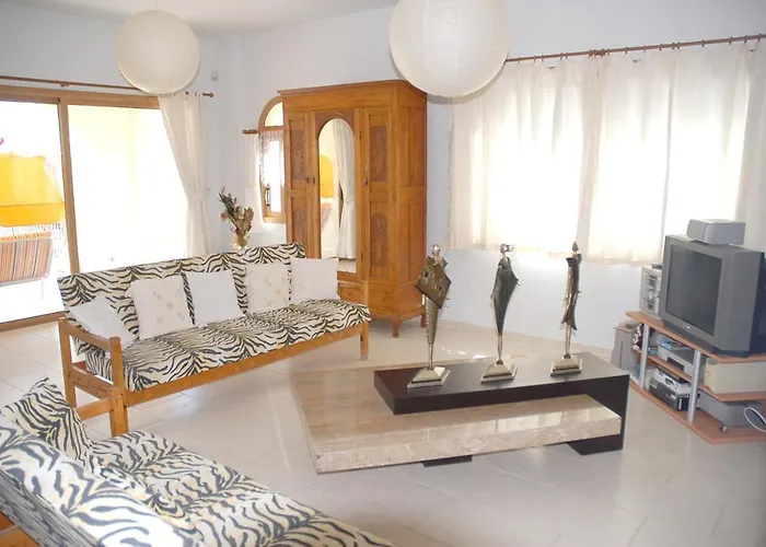 Villa With Sea View, Private Pool, And Garden *