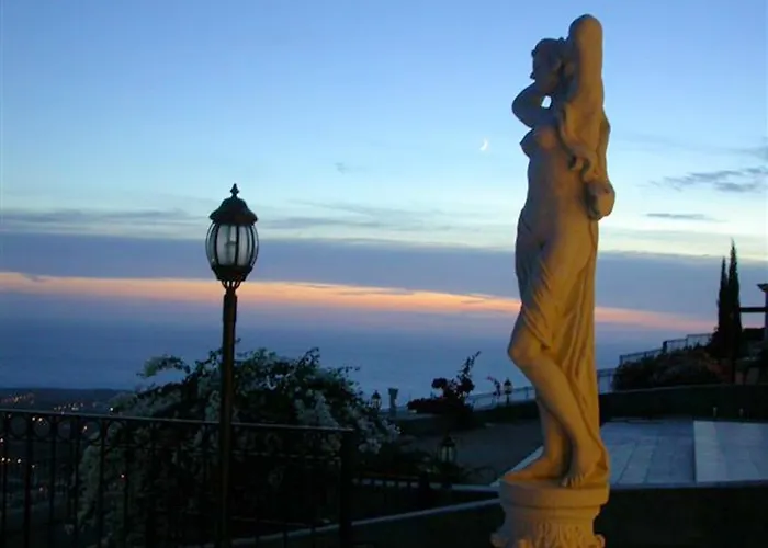 فيلة With Sea View, Private Pool, And Garden